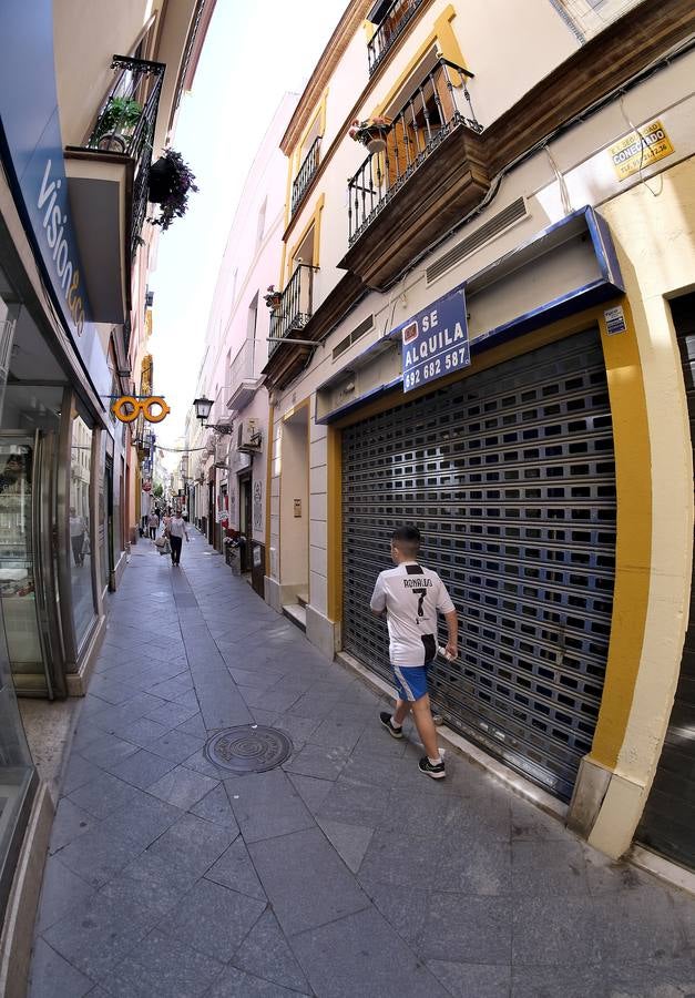 Numerosos negocios del centro de Sevilla echan el cierre