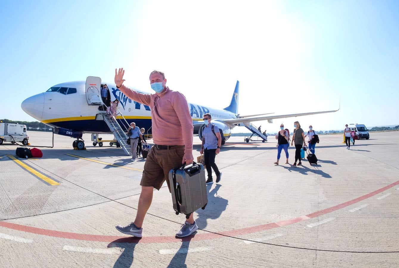 FOTOS: El aeropuerto de Jerez recupera su actividad y extrema la vigilancia contra el Covid-19