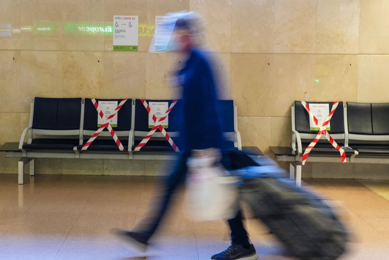 FOTOS: El aeropuerto de Jerez recupera su actividad y extrema la vigilancia contra el Covid-19