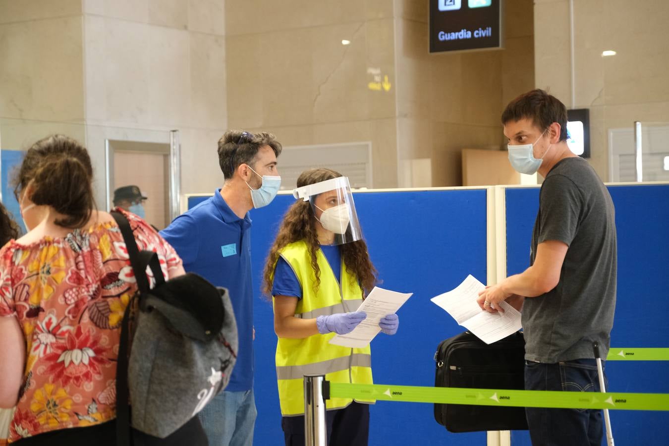 FOTOS: El aeropuerto de Jerez recupera su actividad y extrema la vigilancia contra el Covid-19