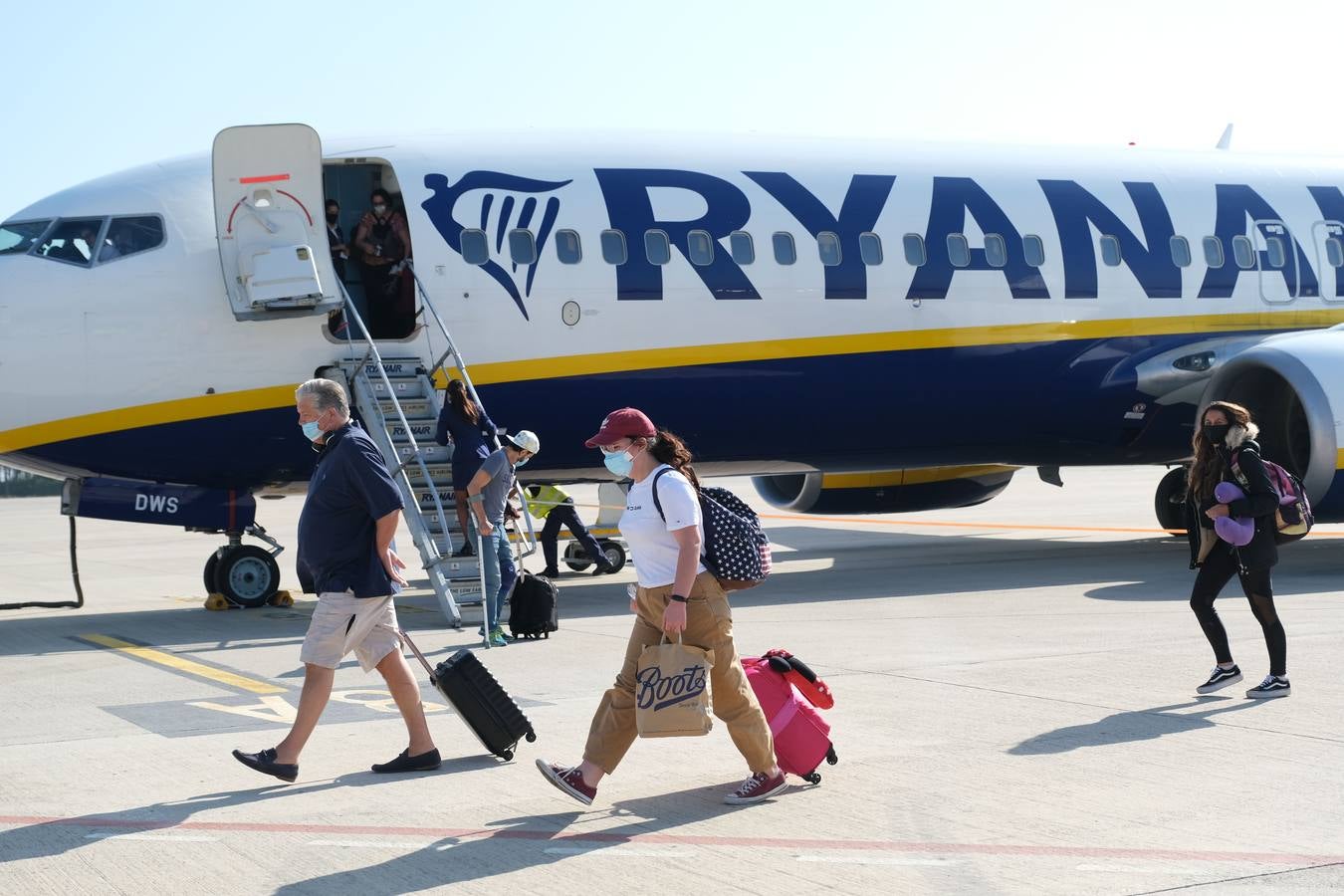 FOTOS: El aeropuerto de Jerez recupera su actividad y extrema la vigilancia contra el Covid-19