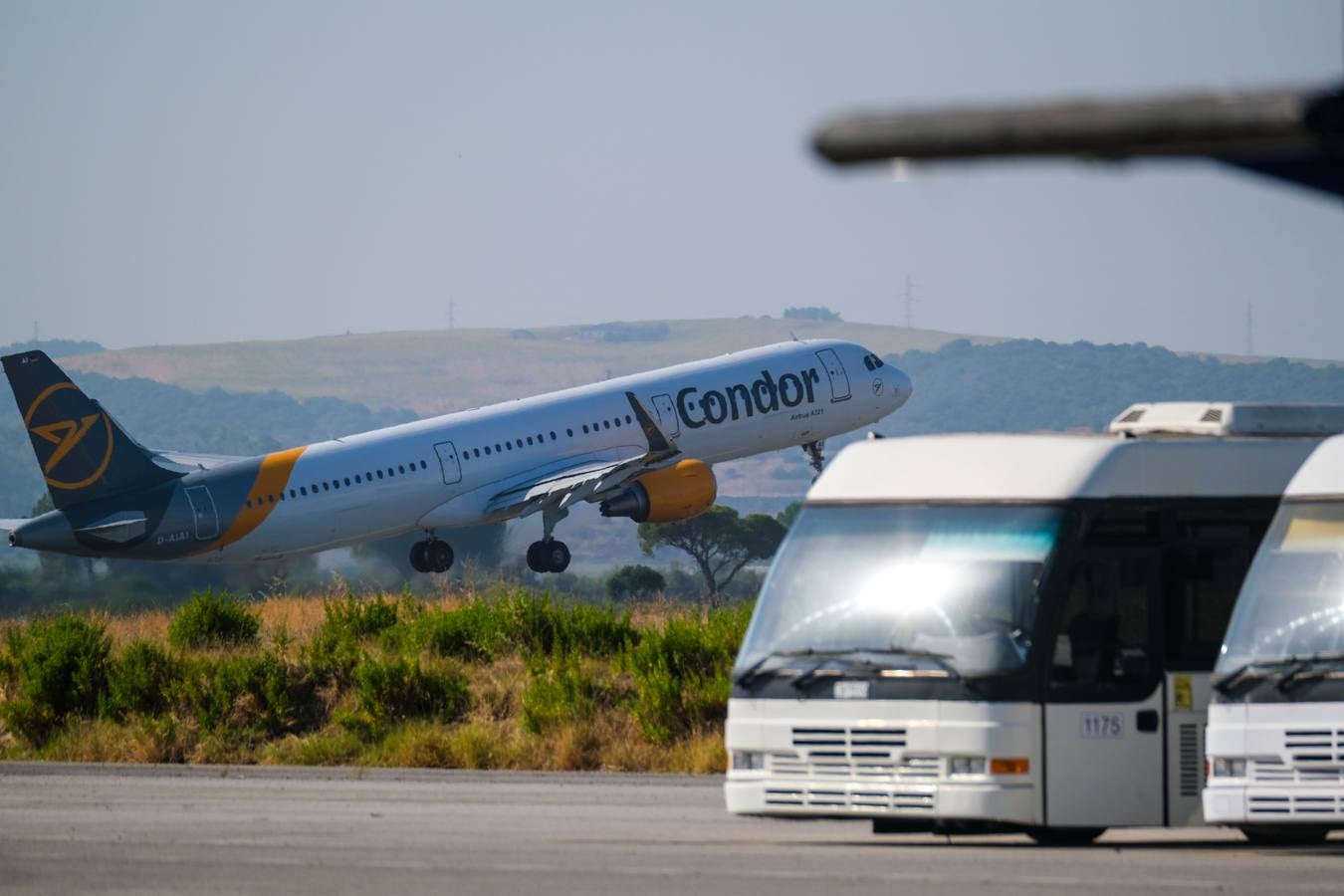 FOTOS: El aeropuerto de Jerez recupera su actividad y extrema la vigilancia contra el Covid-19