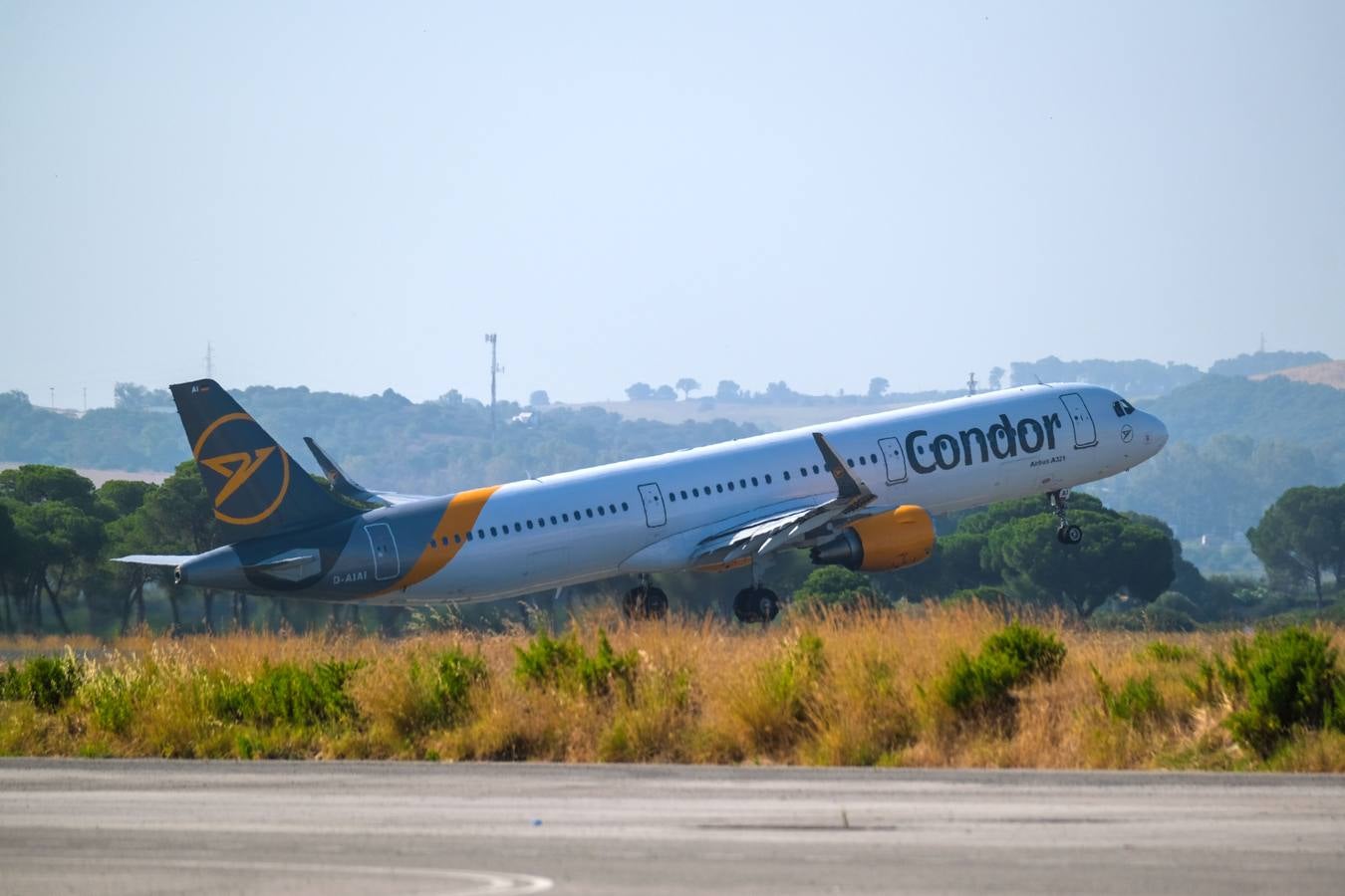 FOTOS: El aeropuerto de Jerez recupera su actividad y extrema la vigilancia contra el Covid-19