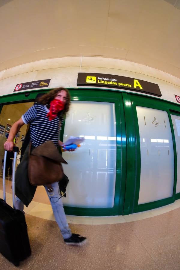 FOTOS: El aeropuerto de Jerez recupera su actividad y extrema la vigilancia contra el Covid-19