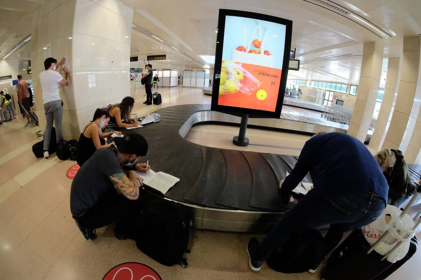 FOTOS: El aeropuerto de Jerez recupera su actividad y extrema la vigilancia contra el Covid-19