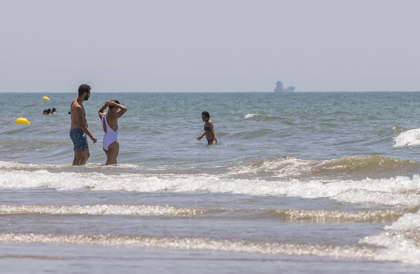 En imágenes, ambiente familiar en la Playa El Espigón en Huelva