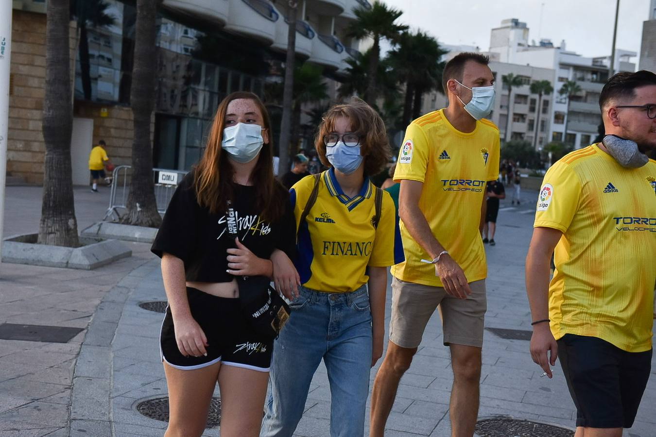 FOTOS: Los cadistas viven con nervios e ilusión el Cádiz CF-Fuenlabrada