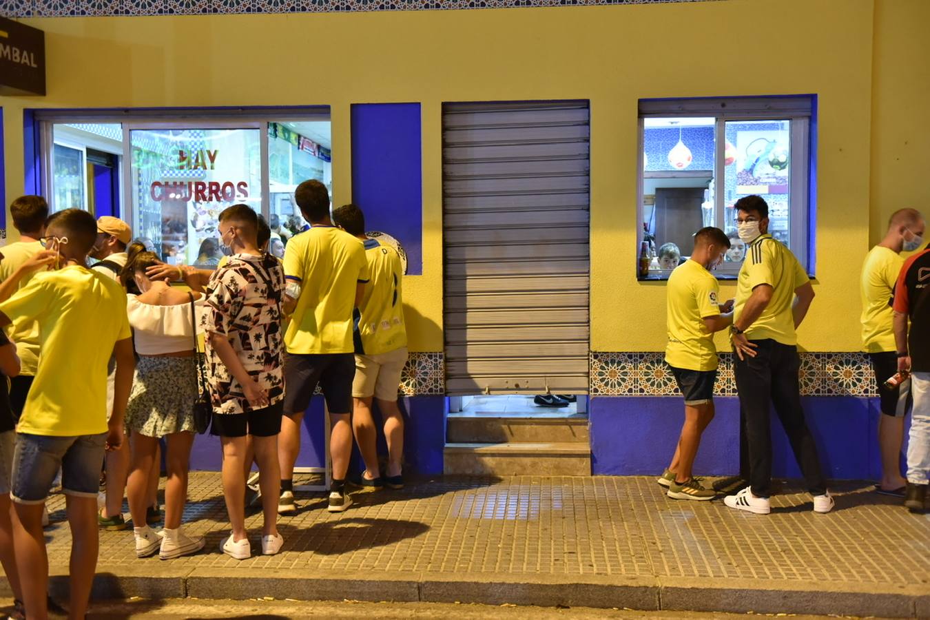 FOTOS: Los cadistas viven con nervios e ilusión el Cádiz CF-Fuenlabrada