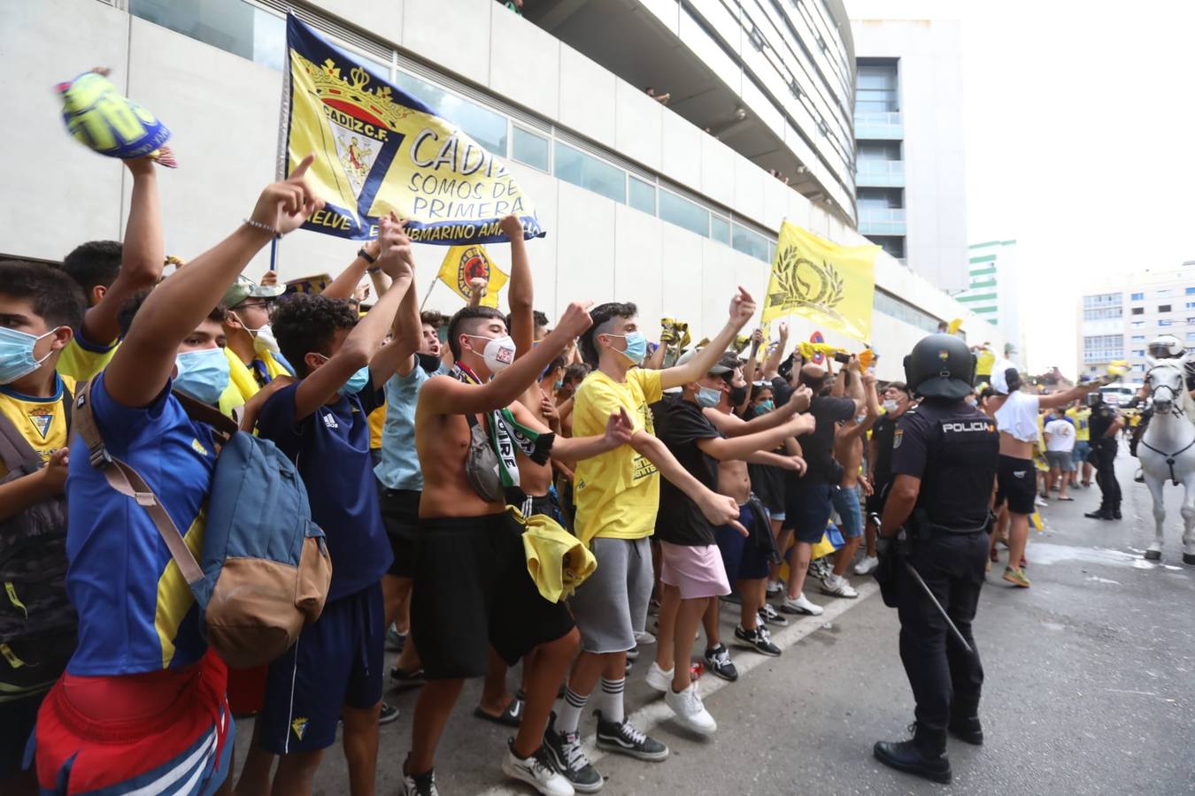 Fotos: Los aficionados del Cádiz CF reciben a su equipo