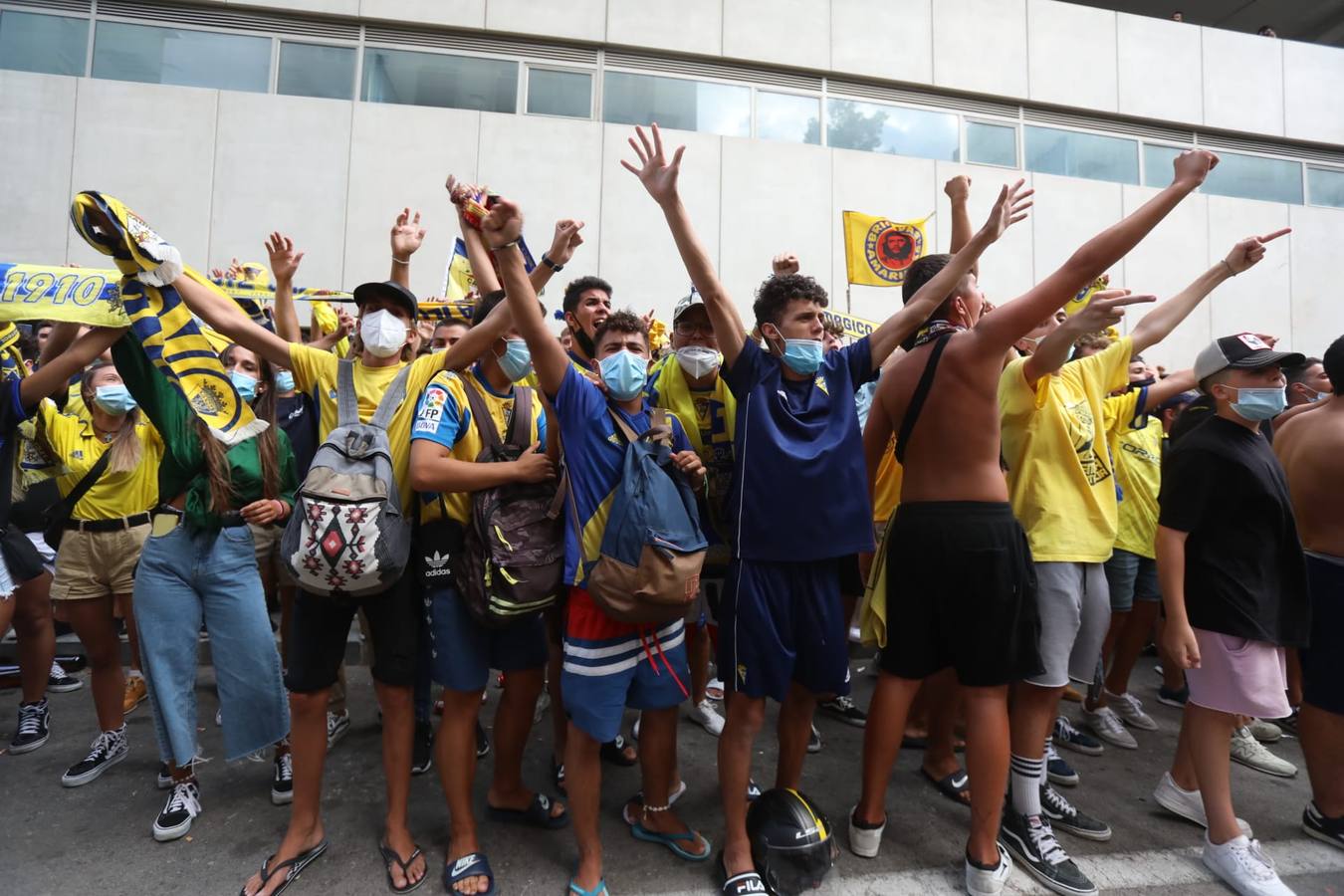 Fotos: Los aficionados del Cádiz CF reciben a su equipo