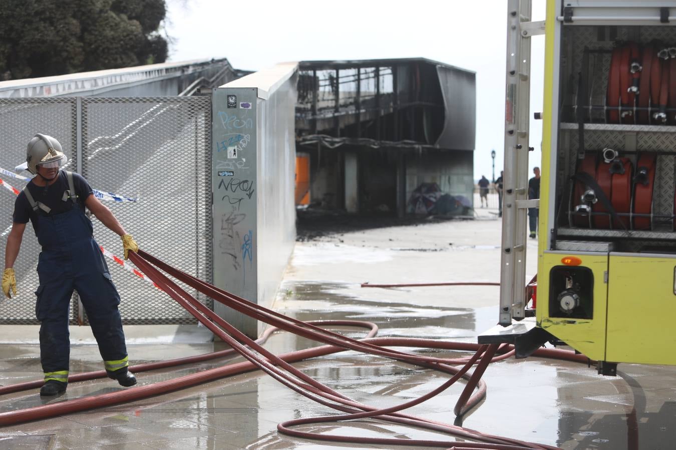 FOTOS: El fuego devora la pérgola de Santa Bárbara en Cádiz