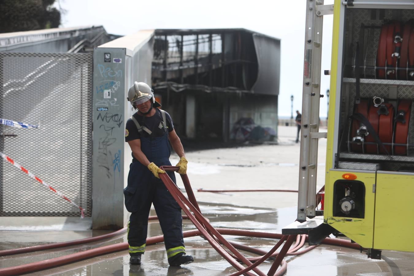 FOTOS: El fuego devora la pérgola de Santa Bárbara en Cádiz