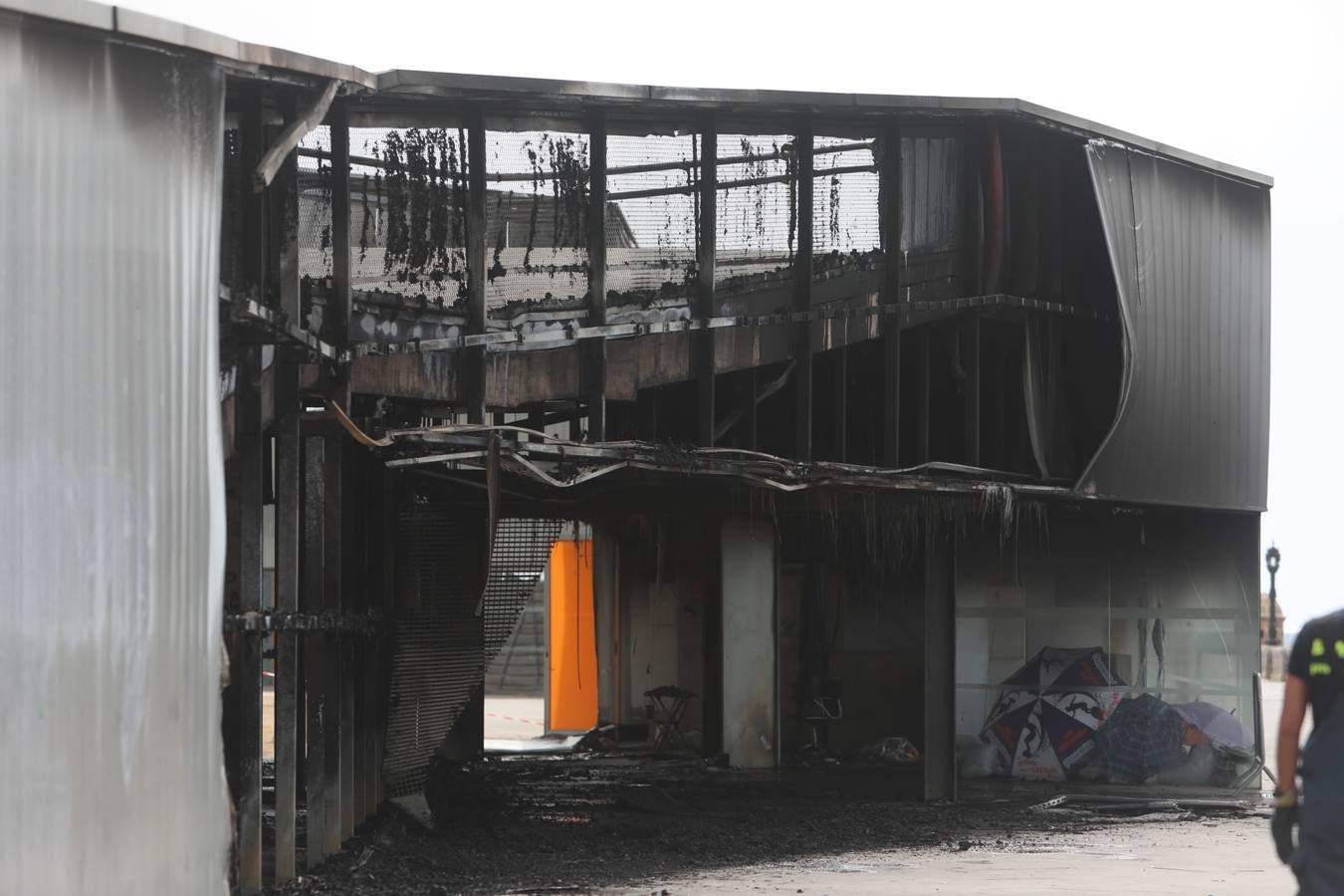 FOTOS: El fuego devora la pérgola de Santa Bárbara en Cádiz