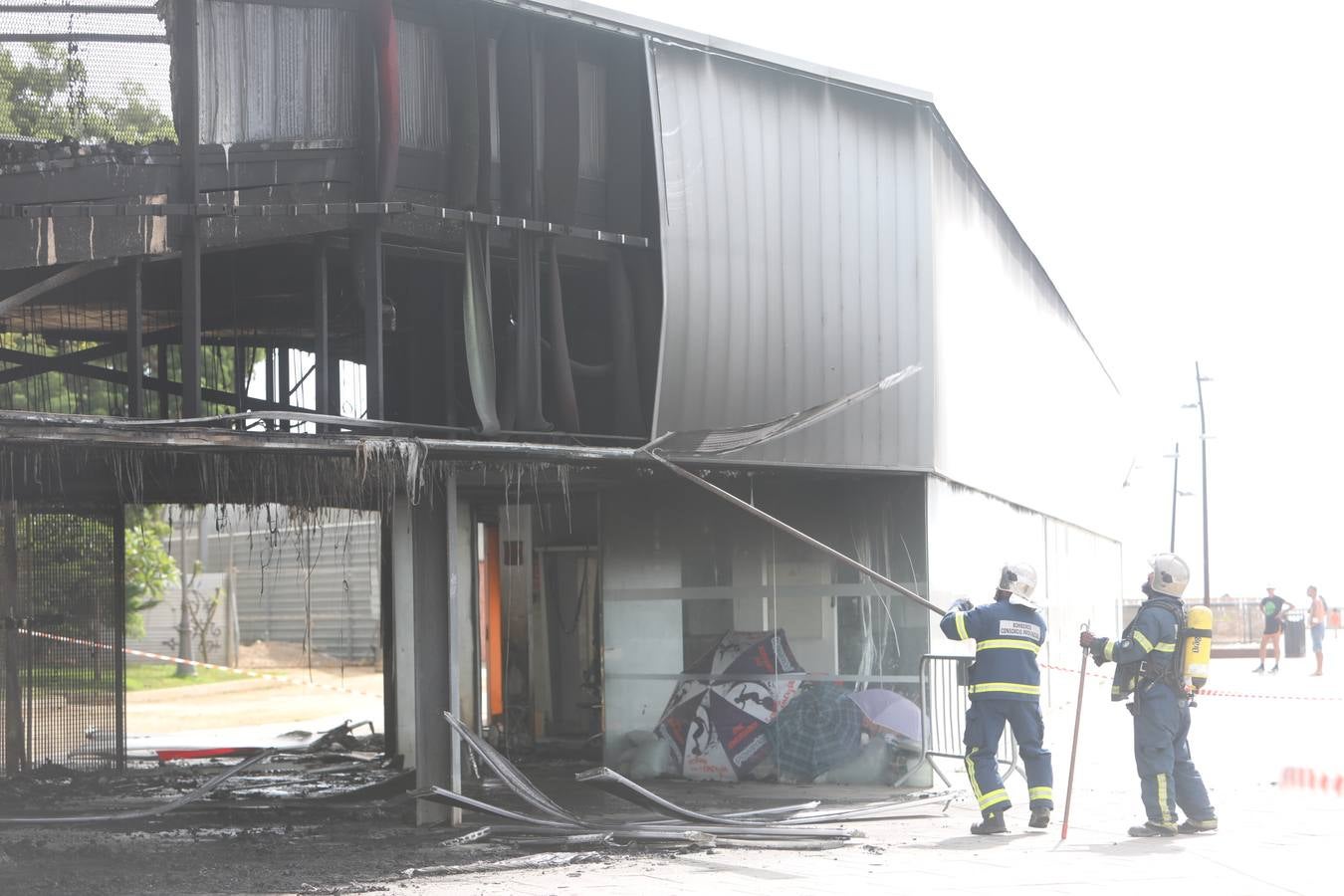 FOTOS: El fuego devora la pérgola de Santa Bárbara en Cádiz