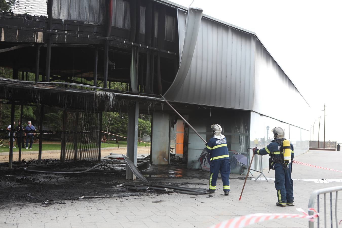 FOTOS: El fuego devora la pérgola de Santa Bárbara en Cádiz