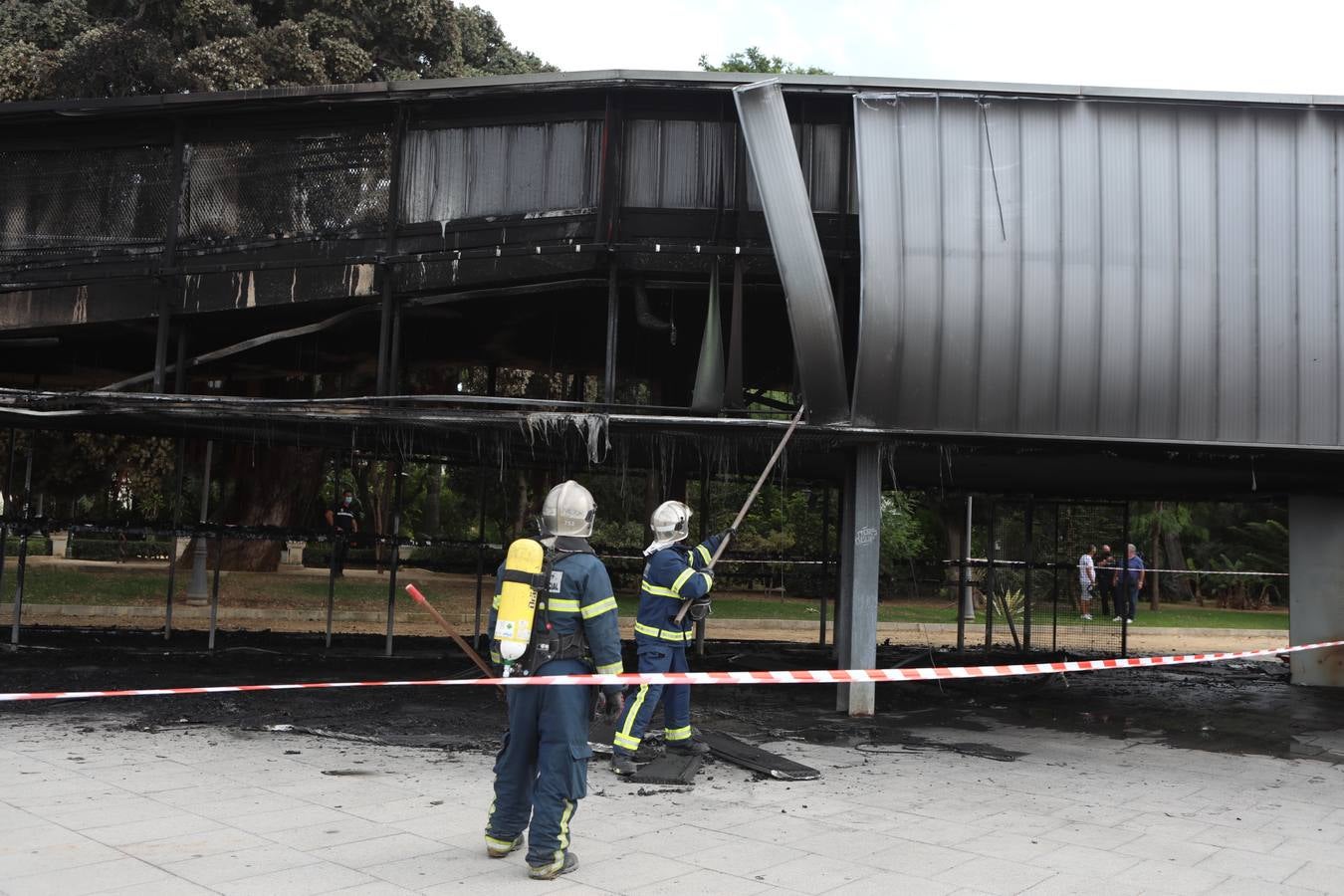 FOTOS: El fuego devora la pérgola de Santa Bárbara en Cádiz