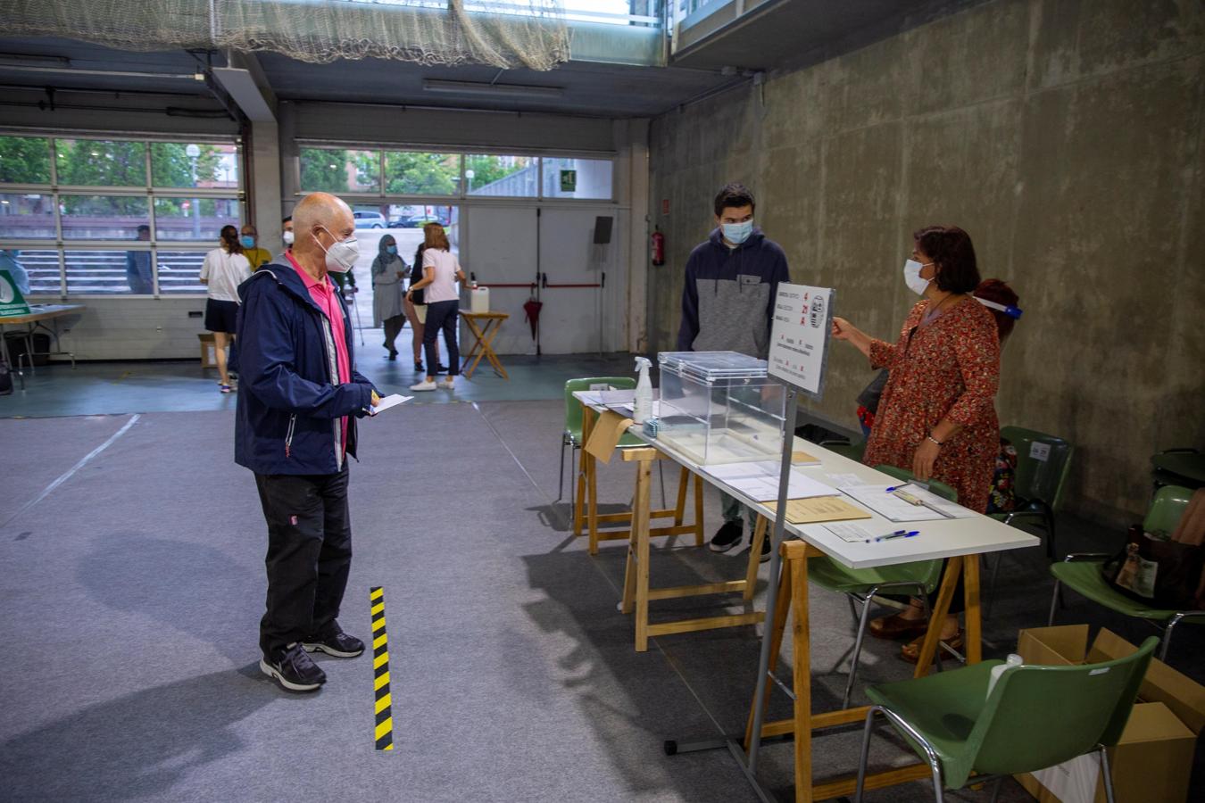 Mascarillas, gel hidroalcohólico... así están votando vascos y gallegos en las elecciones «post Covid»