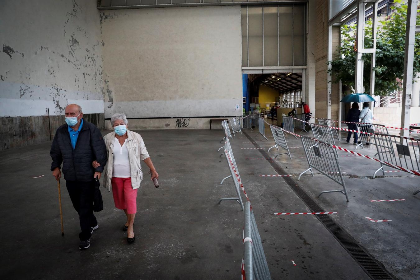 Una pareja de ancianos en Ordicia tras votar. 