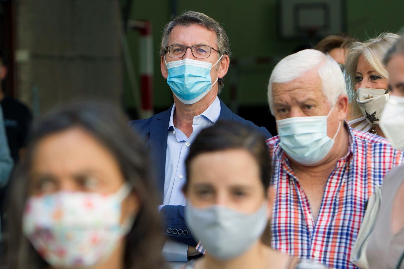 El presidente de la Xunta y candidato a revalidar el cargo por el PPdeG, Alberto Núñez Feijóo, guarda cola para votar en  el colegio Niño Jesús de Praga, en Vigo.. 