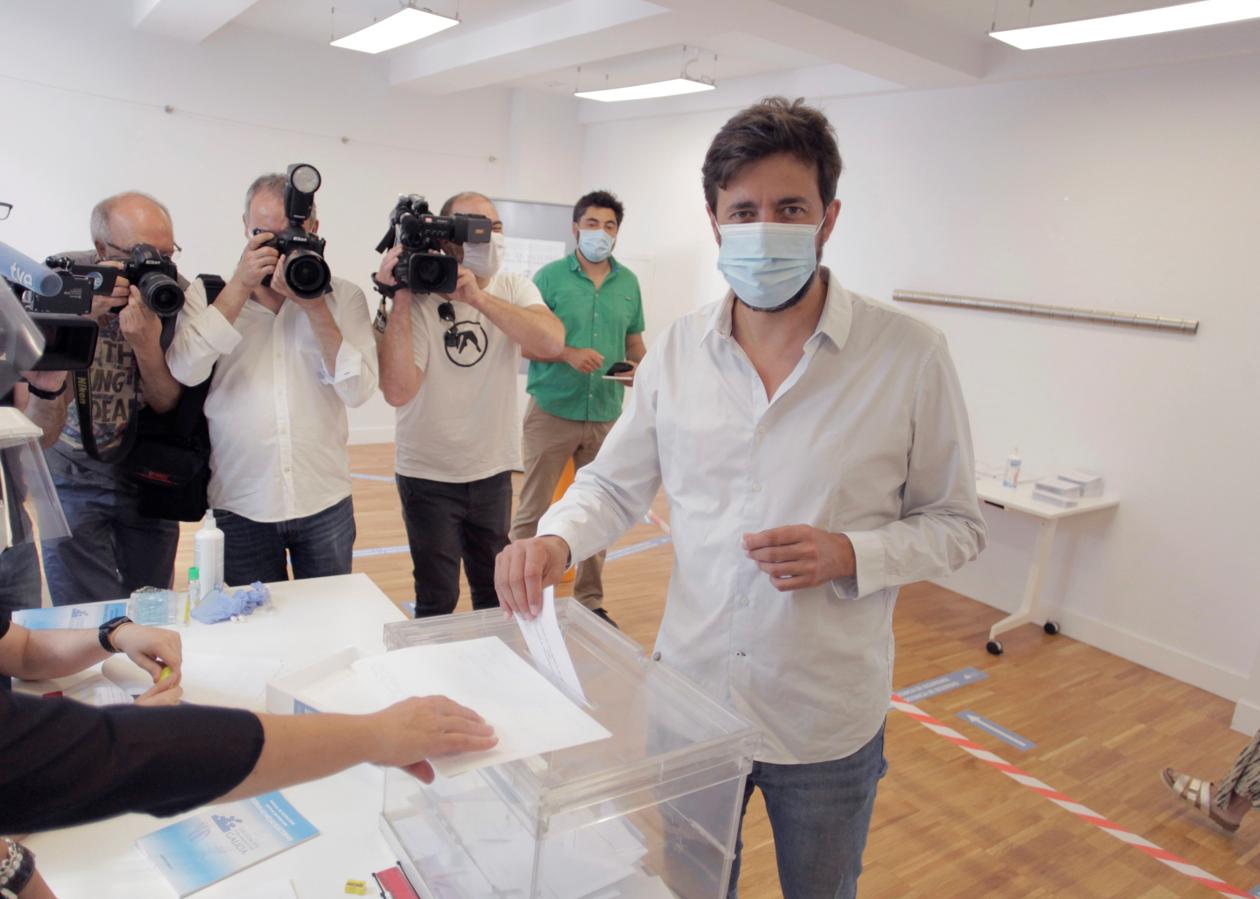 El candidato de Galicia en Común, Antón Gómez-Reino, vota en el Centro Cívico de la Ciudad Vieja de La Coruña.. 