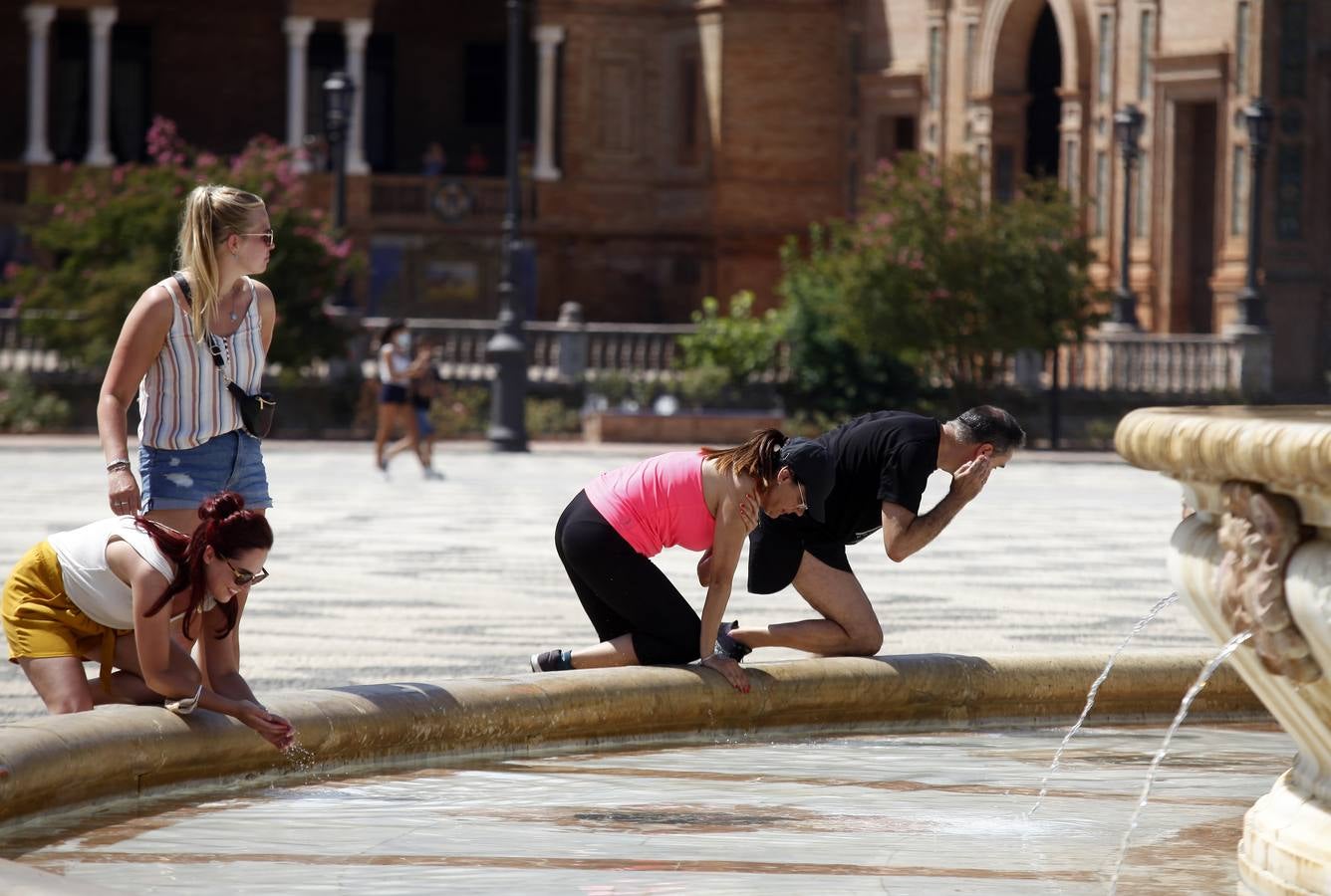 En imágenes, fin de semana sofocante en las calles de Sevilla