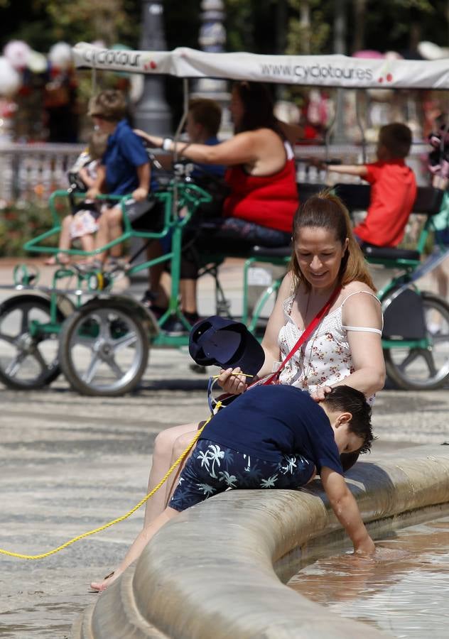 En imágenes, fin de semana sofocante en las calles de Sevilla