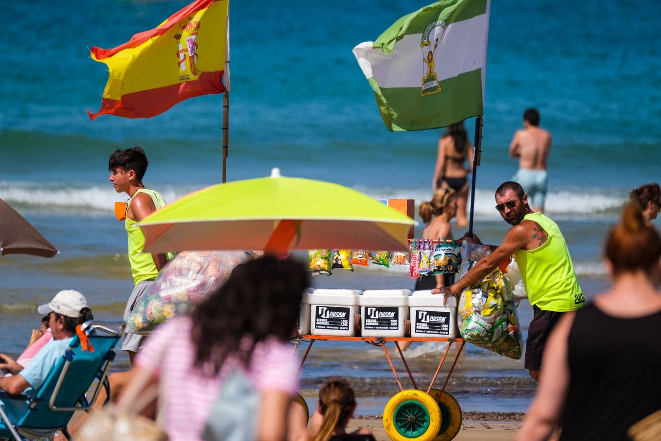 En imágenes, gran afluencia en la playa de Costa Ballena