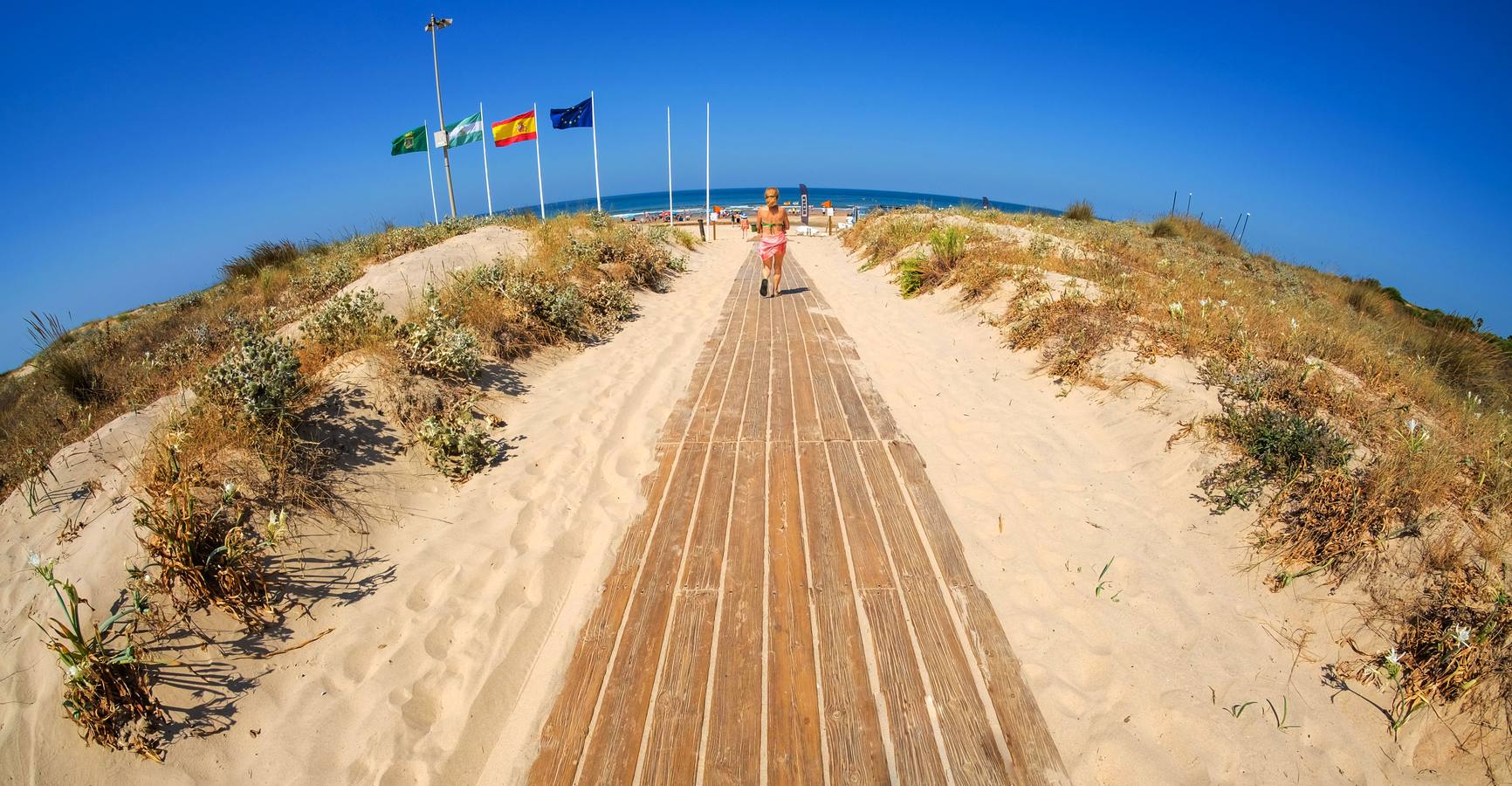 En imágenes, gran afluencia en la playa de Costa Ballena