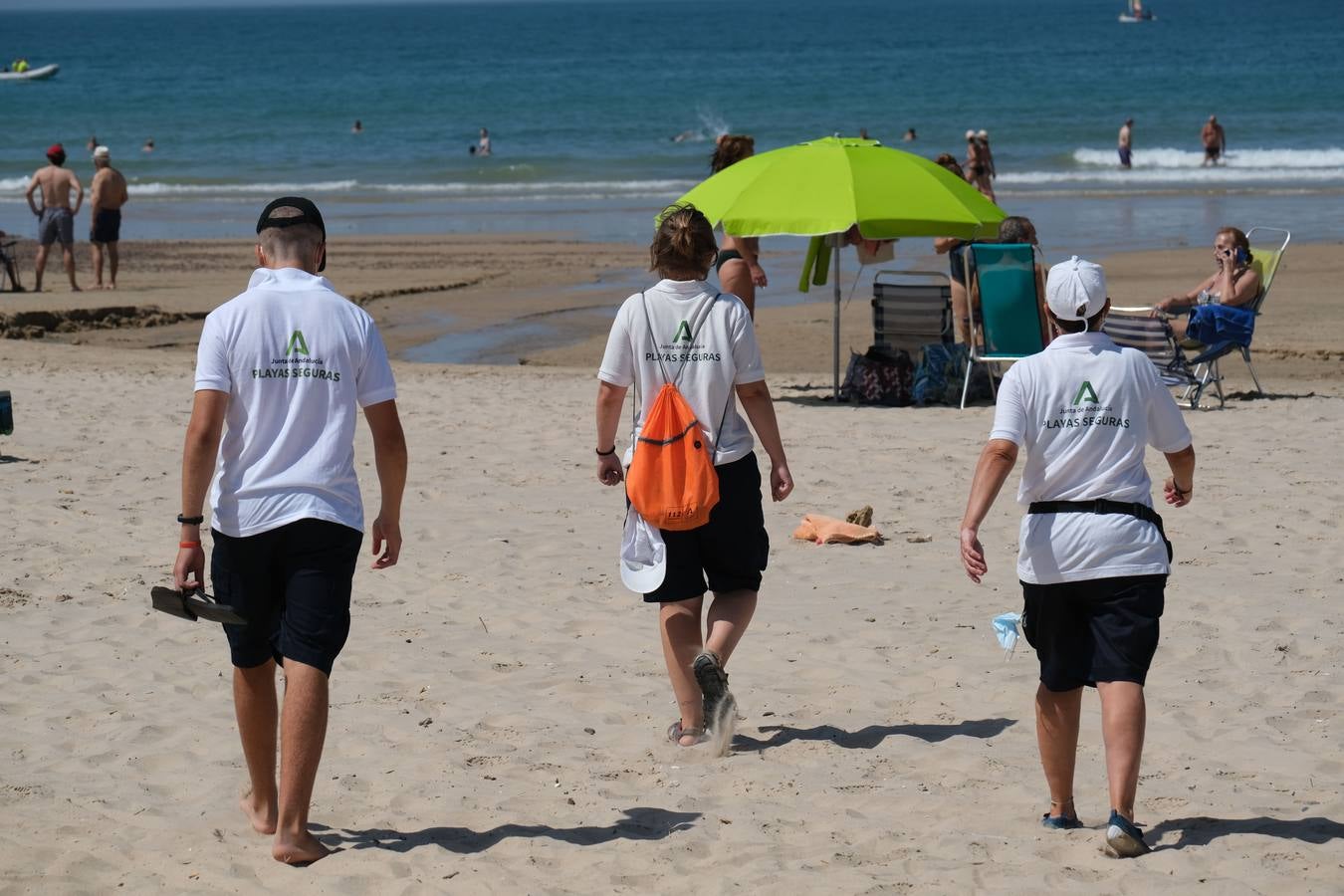 En imágenes, gran afluencia en la playa de Costa Ballena