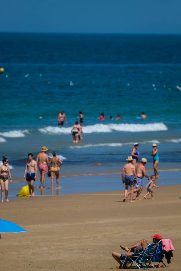 En imágenes, gran afluencia en la playa de Costa Ballena