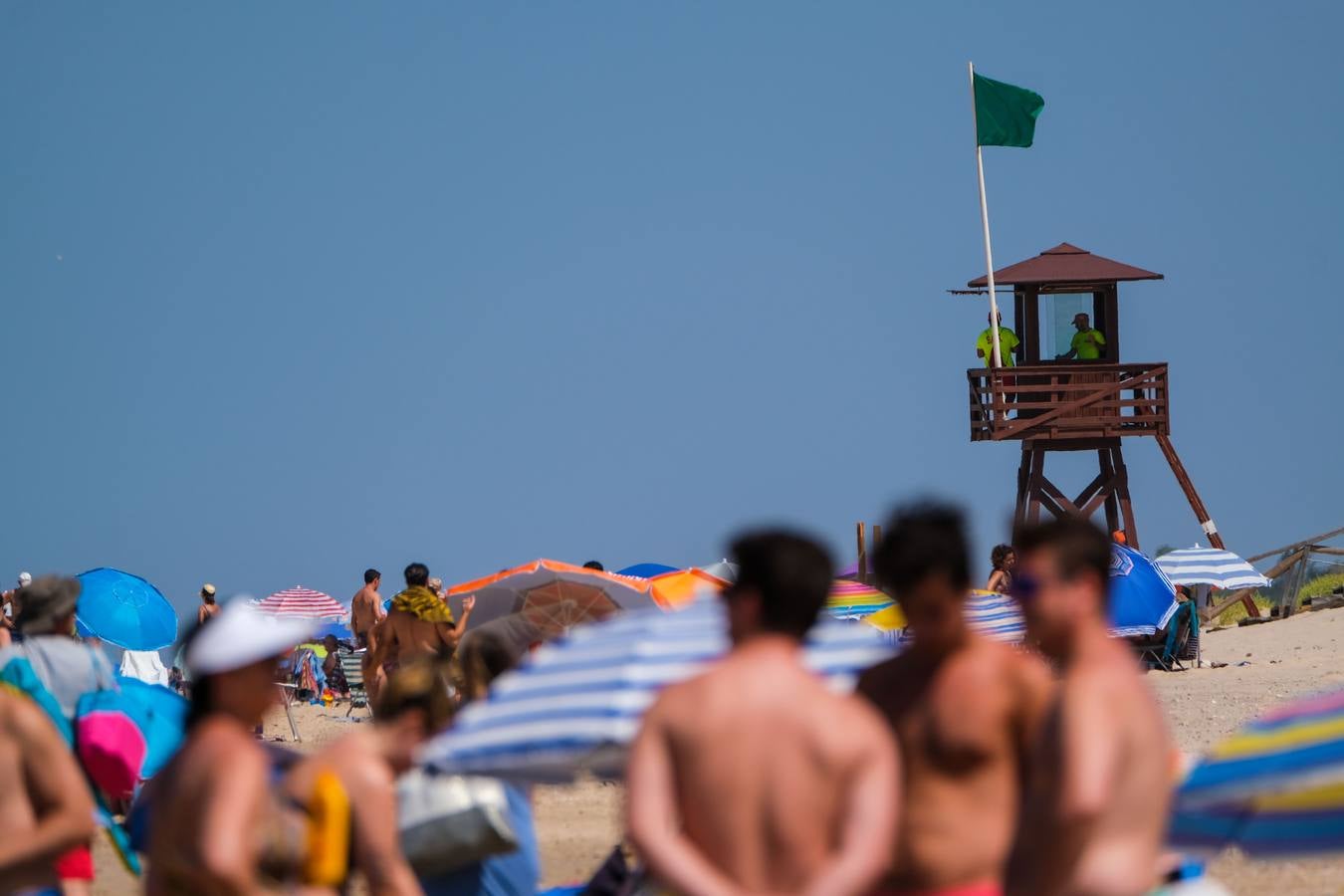 En imágenes, gran afluencia en la playa de Costa Ballena