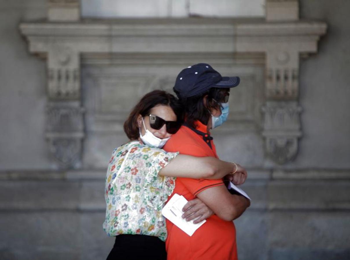 Dos personas aguardan en la fila para votar, este domingo en un colegio electoral de A Coruña con motivo de las elecciones. 