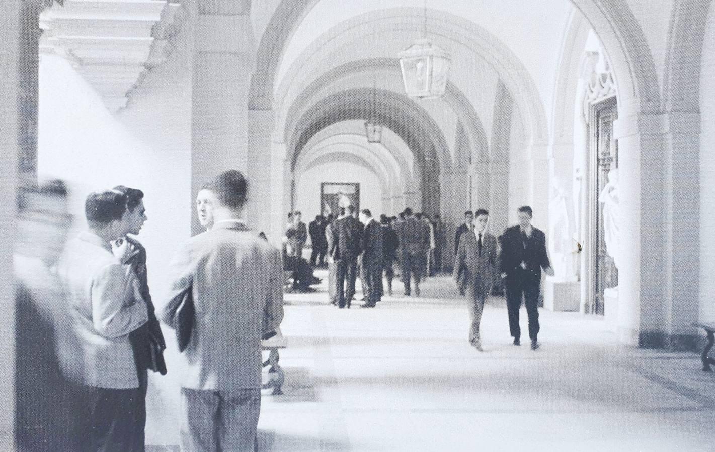 Alumnos por los pasillos de la Fábrica de Tabacos, en los 50-60, tercera sede de la institución. 