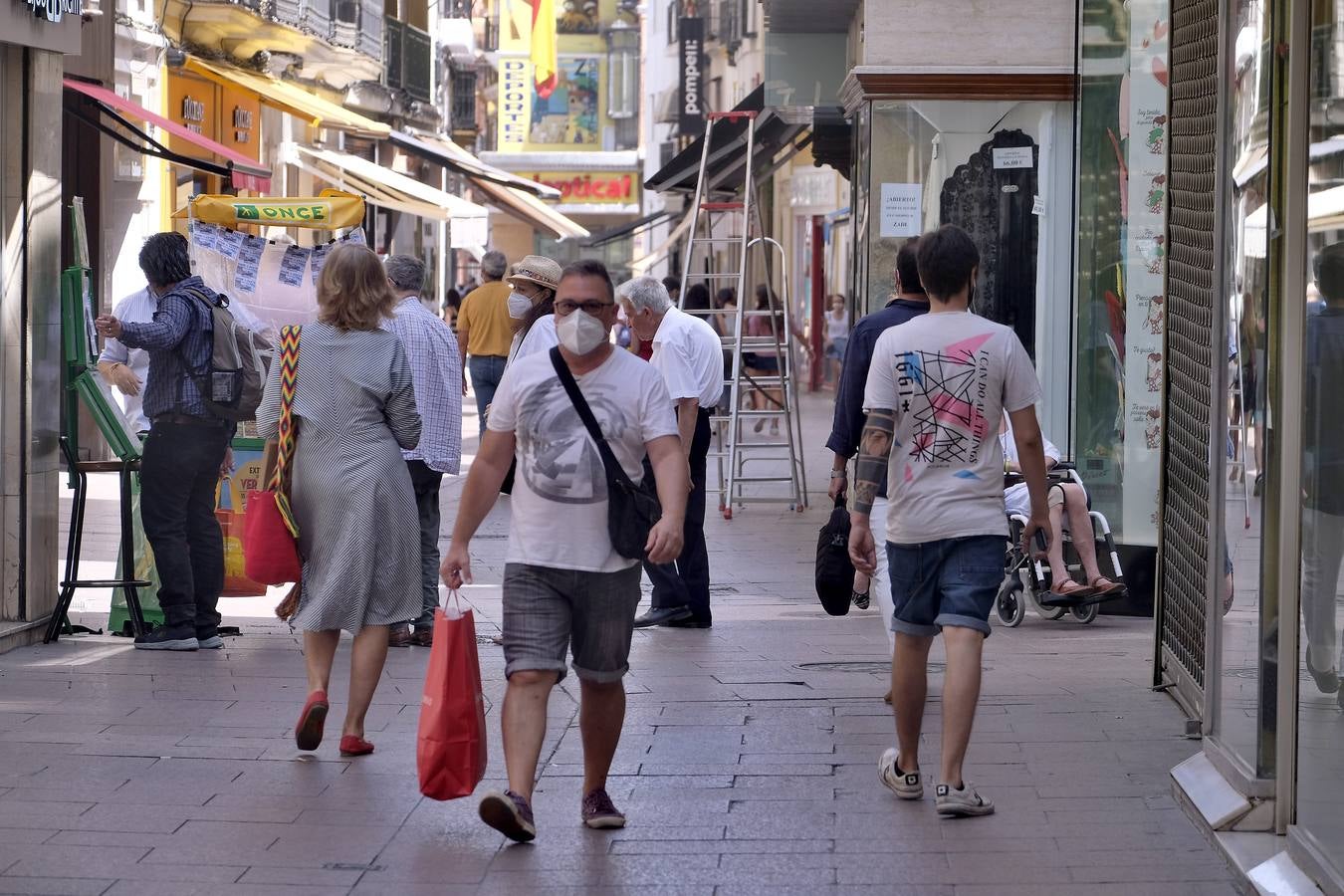 Casi todos los sevillanos llevan mascarilla