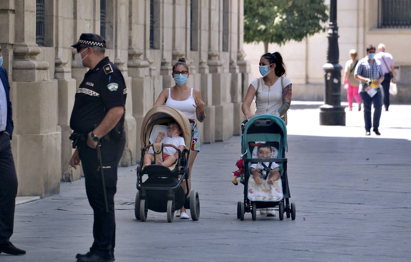 Casi todos los sevillanos llevan mascarilla