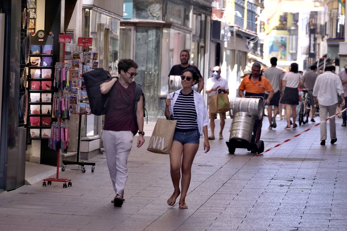 Casi todos los sevillanos llevan mascarilla