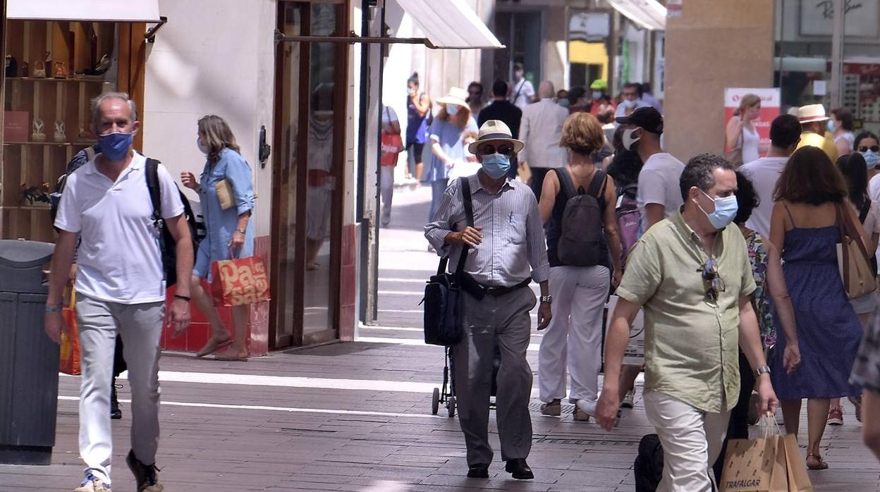 Casi todos los sevillanos llevan mascarilla