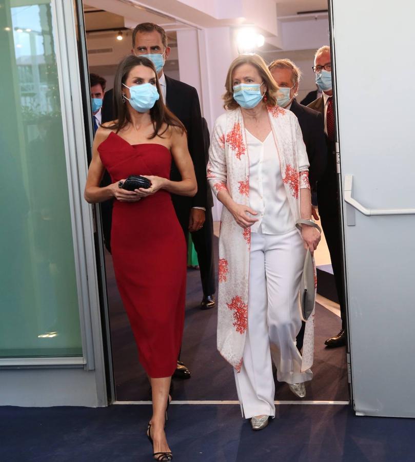 La Reina Letizia junto a Catalina Luca de Tena, a su llegada al centenario de los Cavia. 