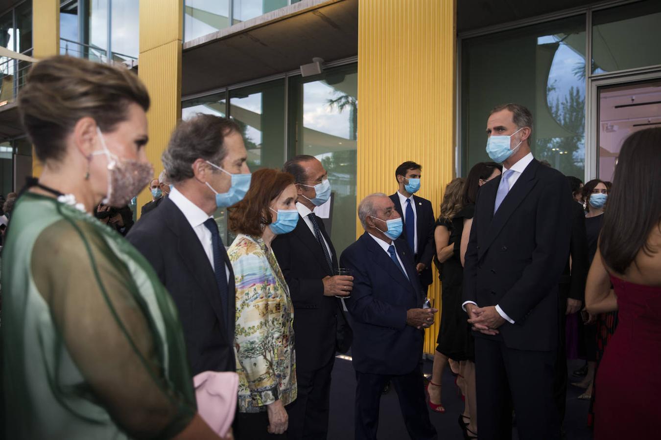 El Rey, junto a varios invitados de la ceremonia. 