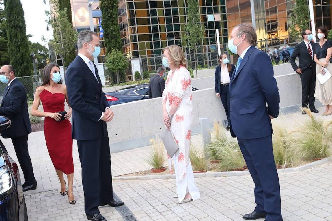 El presidente de Vocento, Ignacio Ybarra, y la presidenta-editora de ABC, Catalina Luca de Tena, saludan a los Reyes a su llegada la nueva sede. 