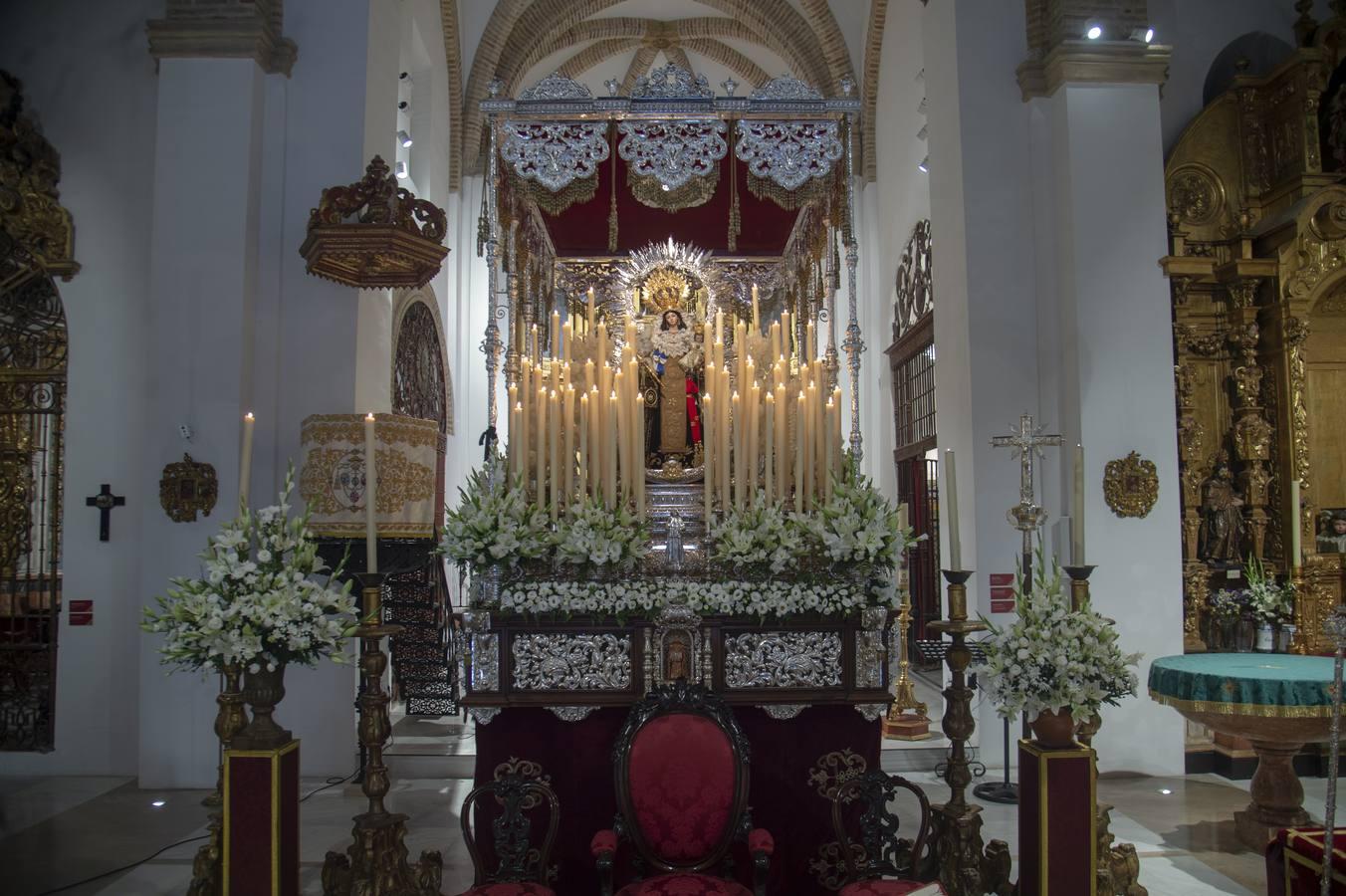 La Virgen del Carmen de Santa Catalina sobre su paso de palio