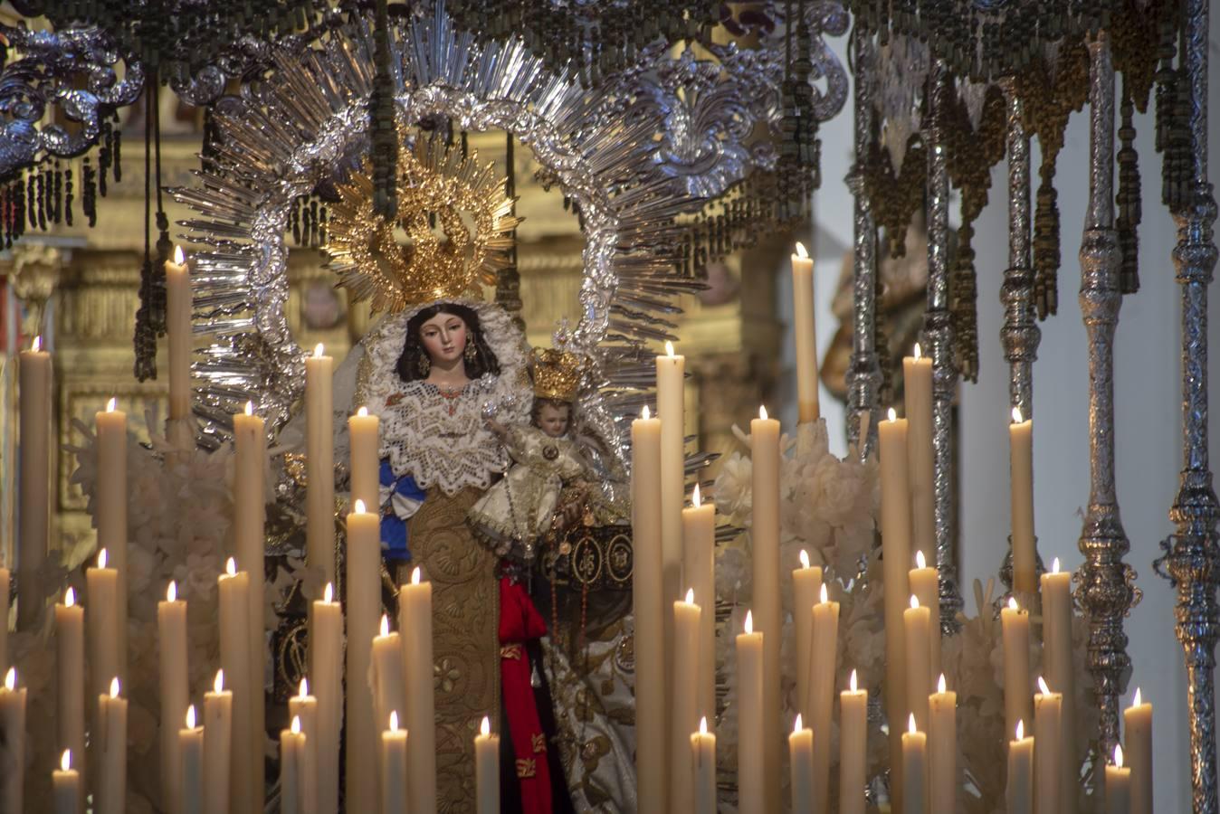 La Virgen del Carmen de Santa Catalina sobre su paso de palio