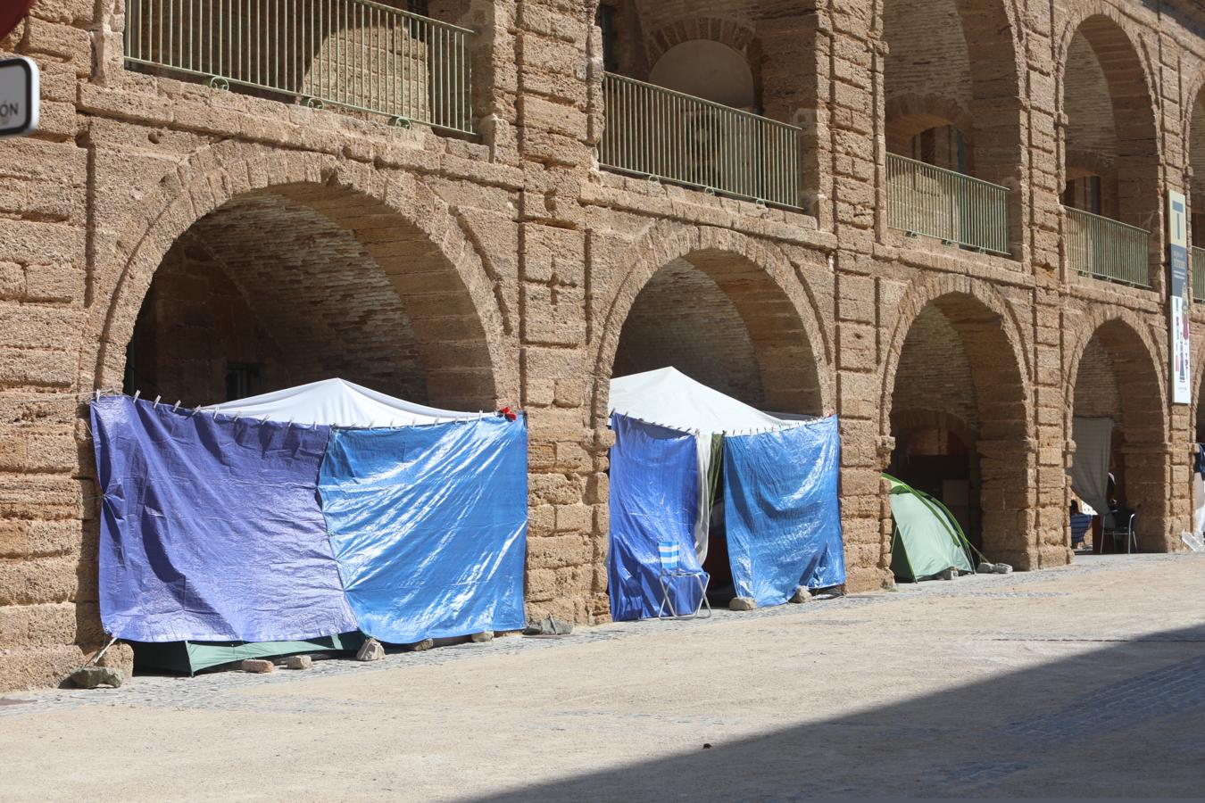 FOTOS: Personas sin hogar acampan en la ciudad