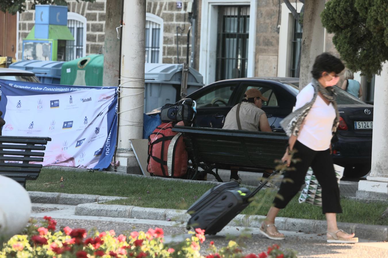 FOTOS: Personas sin hogar acampan en la ciudad