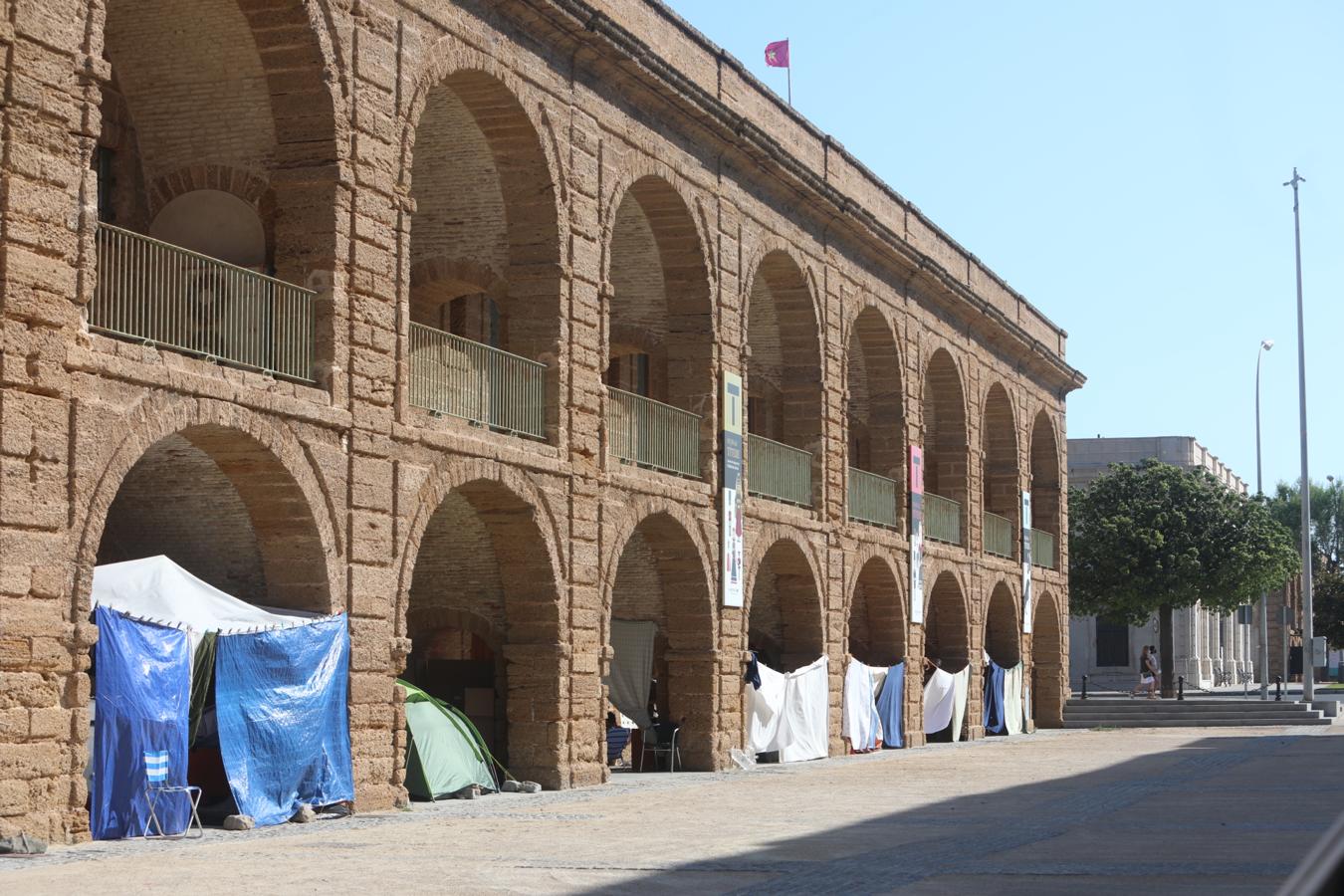 FOTOS: Personas sin hogar acampan en la ciudad