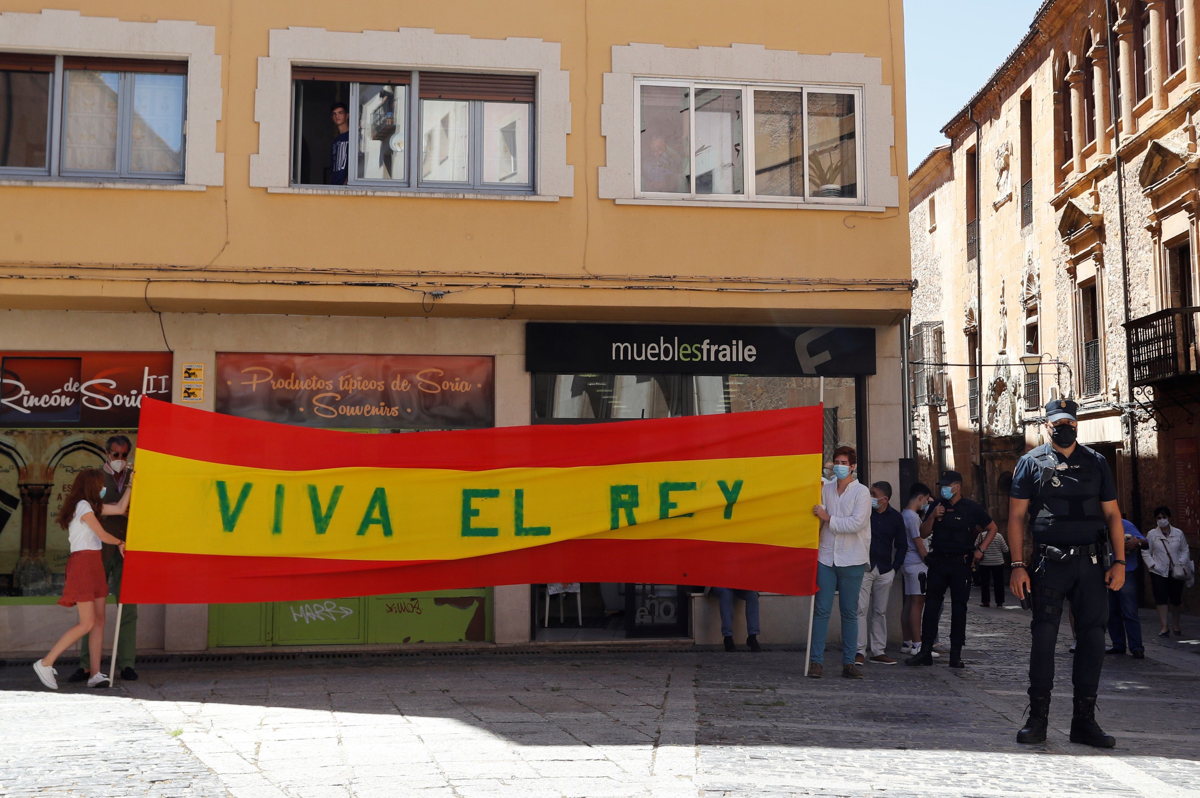 Una pancarta a favor del Rey ha recibido a los Monarcas en Vinuesa