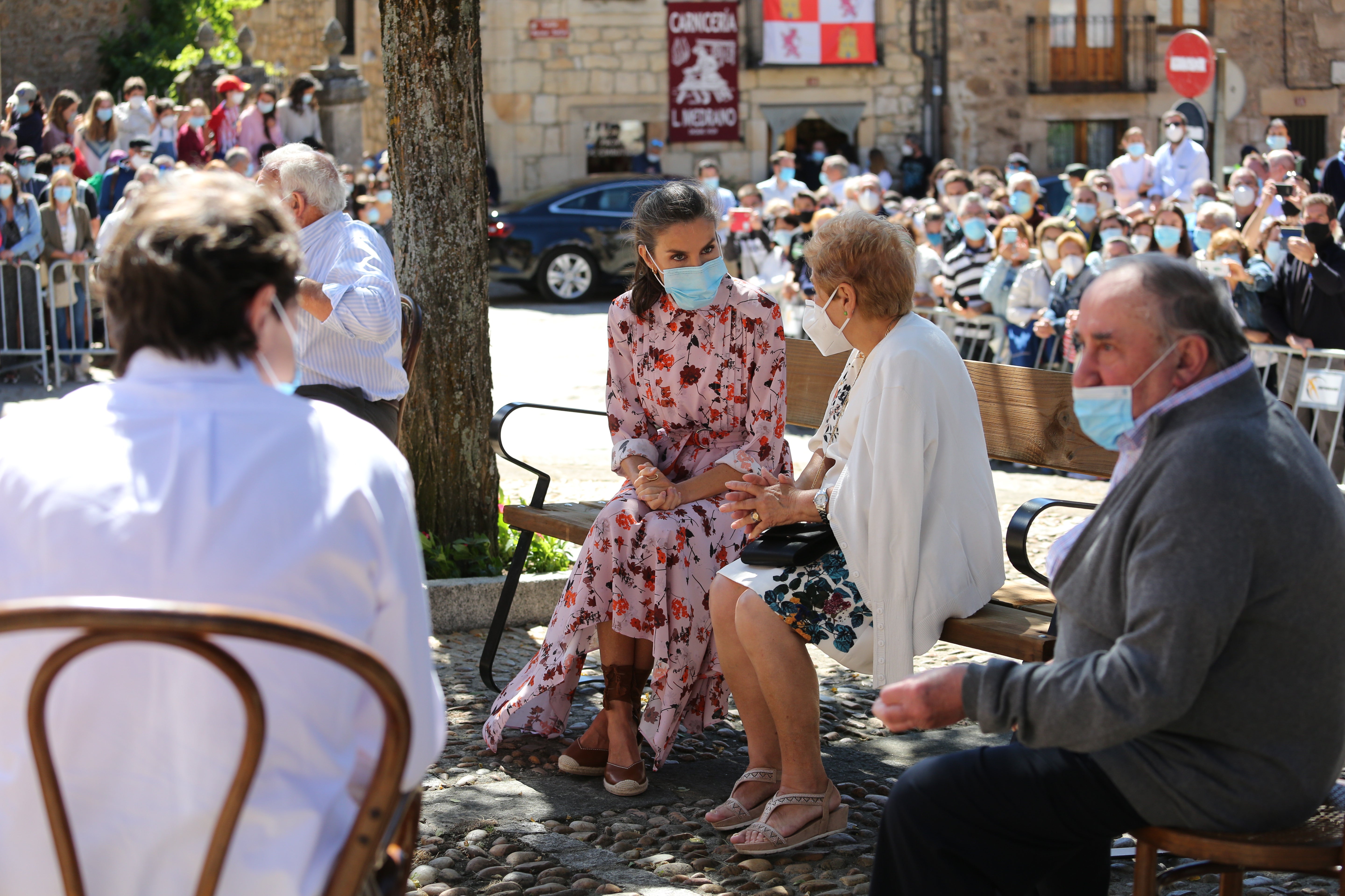 Doña Letizia, junto a una vecina de Vinuesa