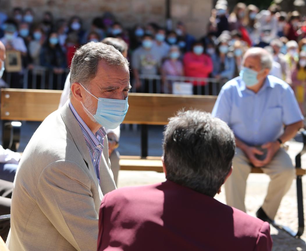 Felipe VI conversando con los vecinos de Vinuesa