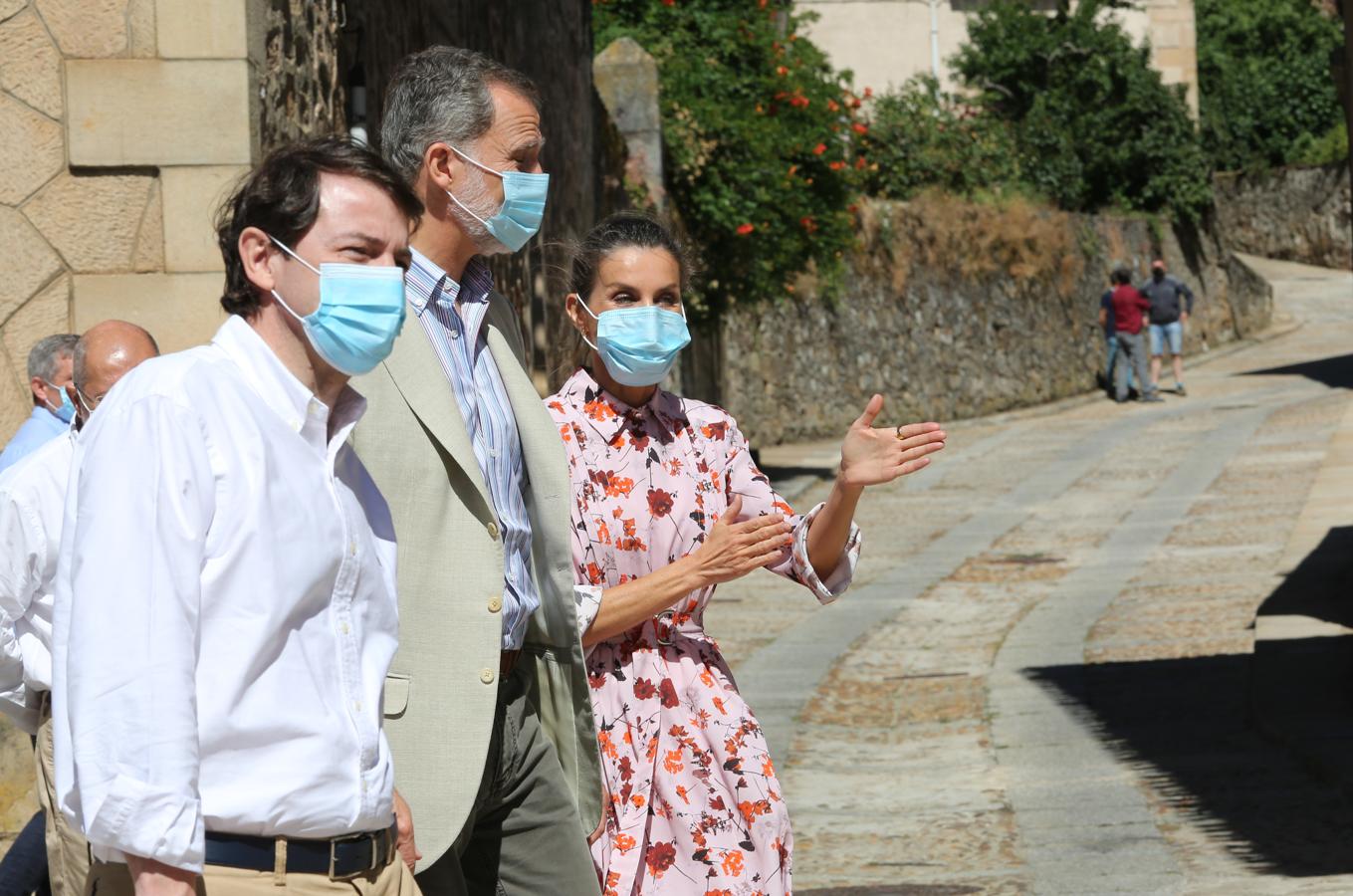 Los Reyes junto al presidente de la Junta de Castilla y León en Vinuesa