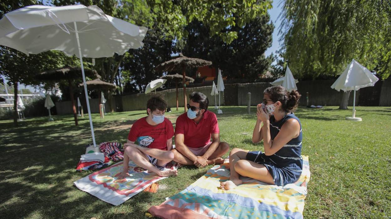 Coronavirus en Sevilla: ir a la piscina con mascarilla